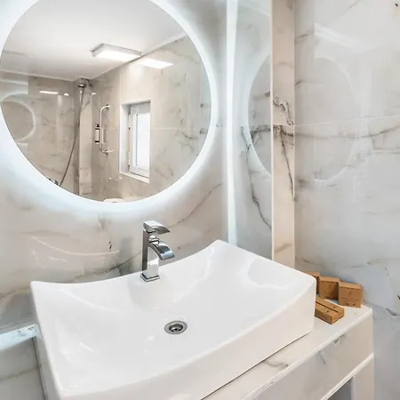 Doliva Studio 2 Private Jacuzzi